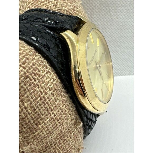 Michael Kors Runway MK2315 Women\'s Black Leather Analog Dial Quartz Watch AEA272